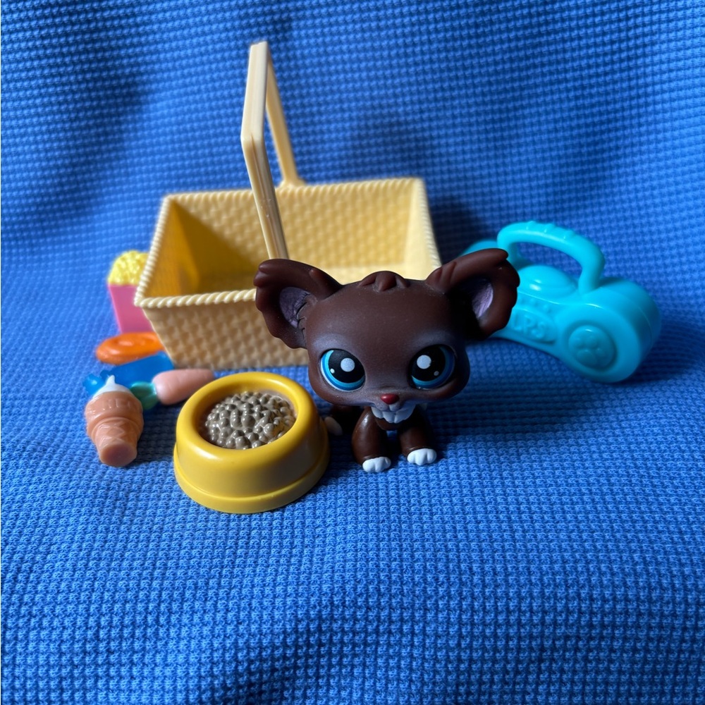 Littlest pet Shop #219 brown Chihuahua dog blue eyes accessory 2005 1st gen